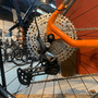 Bicicleta Oggi Bigwheel 7.3 Aro 29 Deore 12V Grafite e Laranja e Cinza
