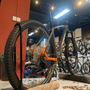Bicicleta Oggi Bigwheel 7.3 Aro 29 Deore 12V Grafite e Laranja e Cinza