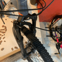 Bicicleta Oggi Bigwheel 7.3 Aro 29 Deore 12V Grafite e Laranja e Cinza