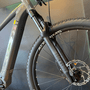 Bicicleta Oggi Big Wheel 8.3 Aro 29 Cues 11v 2024 Cinza e Preto e Amarelo