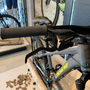 Bicicleta Oggi Hacker Aro 24 Tourney 21v Cinza e Amarelo e Preto