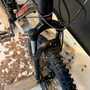 Bicicleta Oggi Hacker Aro 24 Tourney 21v Preto e Vermelho e Branco