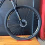 Bicicleta Oggi Hacker HDS Aro 29 Essa 8v Grafite e Amarelo e Preto