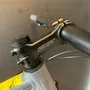 Bicicleta Oggi Hacker HDS Aro 29 Essa 8v Grafite e Amarelo e Preto