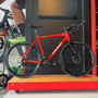Bicicleta Oggi Velloce Disc Aro 700 Claris 16v Vermelho e Grafite e Branco