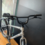Bicicleta Specialized Roll 3.0 Aro 650B microSHIFT 8v 2023 Cinza e Preto