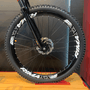 Bicicleta Vikingx Tuff 25 Shimano 21v Preta e Rosa e Azul e Branca