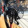 Bicicleta Vikingx Tuff 25 Shimano 21v Preta e Rosa e Azul e Branca