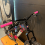 Bicicleta Vikingx Tuff 25 Shimano 21v Preta e Rosa e Azul e Branca