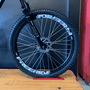 Bicicleta Vikingx Tuff 30 Shimano 21V Aro 26 Preta e Verde e Cinza