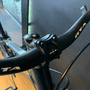 Bicicleta Vikingx Tuff 30 Shimano 21V Aro 26 Preta e Verde e Cinza