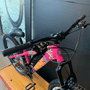 Bicicleta Vikingx Tuff25 21V Aro 26 Rosa e Amarelo e Branca e Azul