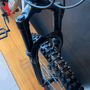 Bicicleta Vikingx Tuff25 Shimano 21v Aro 26 Preta e Rosa e Azul e Branca