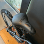 Bicicleta Vikingx Tuff25 Shimano 21v Aro 26 Preta e Rosa e Azul e Branca