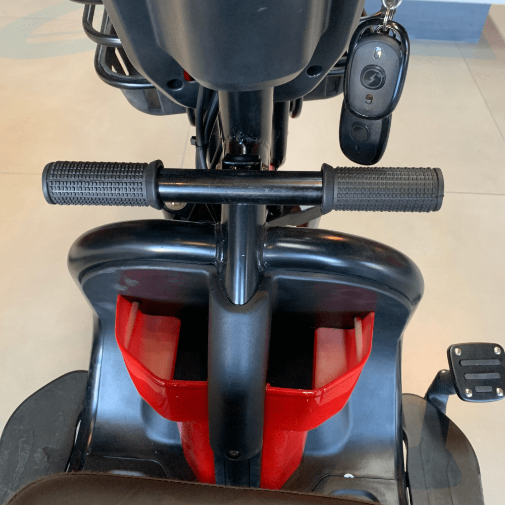 Motoneta triciclo infantil de pedal em plástico duro azul e preto