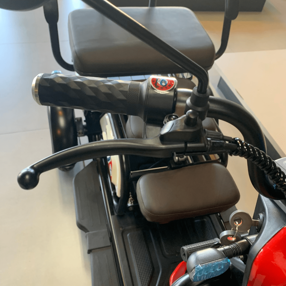 Motoneta triciclo infantil de pedal em plástico duro azul e preto